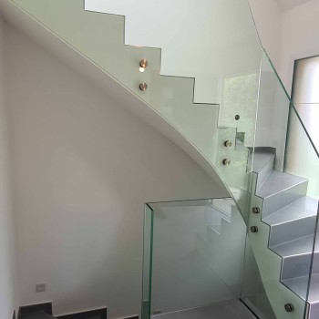 modernes Glasgelaender Treppe
