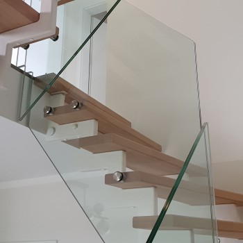 Glasgelander Punkthalter an Holztreppe 01