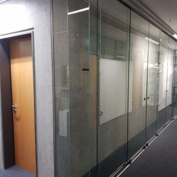 Glastrennwand Glasvitrine Glaserei Richter v2 ScaleMaxWidthWzE5MDBd