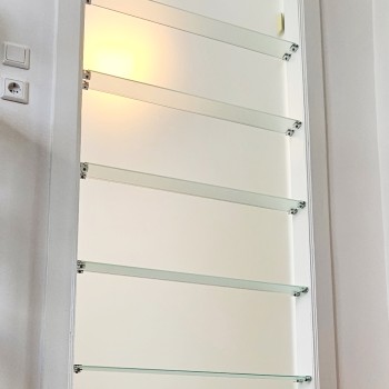 Glasvitrine im Turrahmen