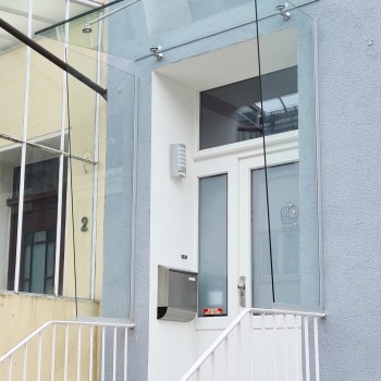 Vordach mit Windschutz